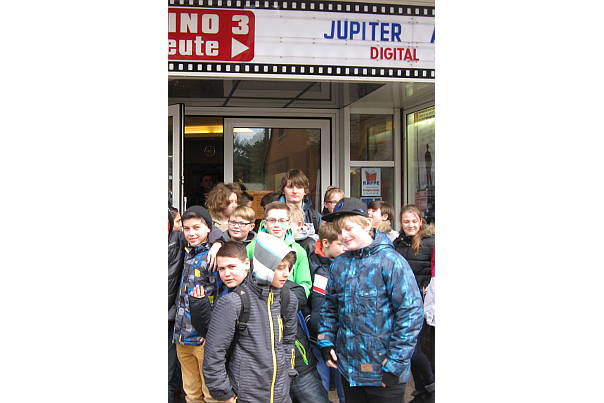 Gruppenbild vor dem Kino Gruppenbild vor dem Kino
