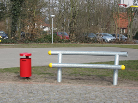 Neue Sitzbänke und Papierkörbe Bild einer Sitzbank mit Papierkorb